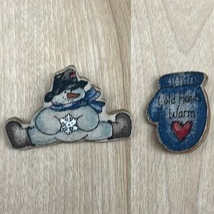 Set of two winter pins made of wood